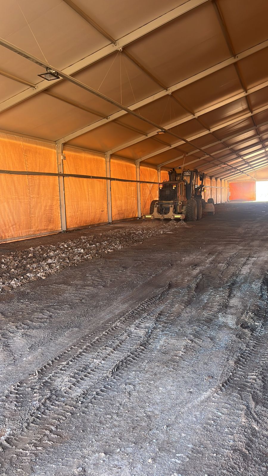 Motoniveladora al interior de carpa